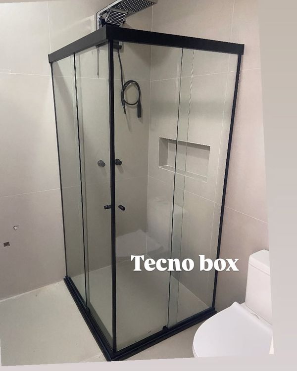 Box de canto com perfil preto
