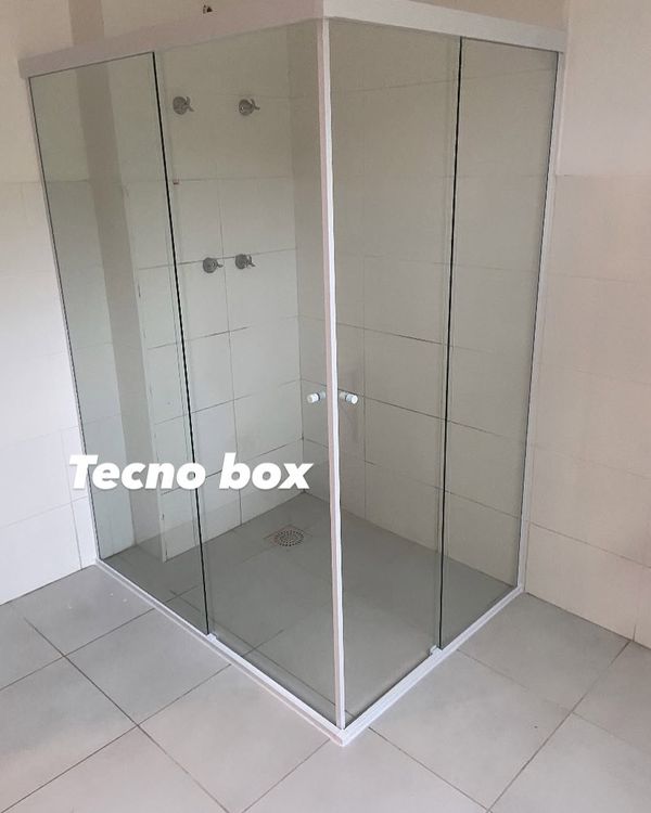 Box de canto com perfil branco
