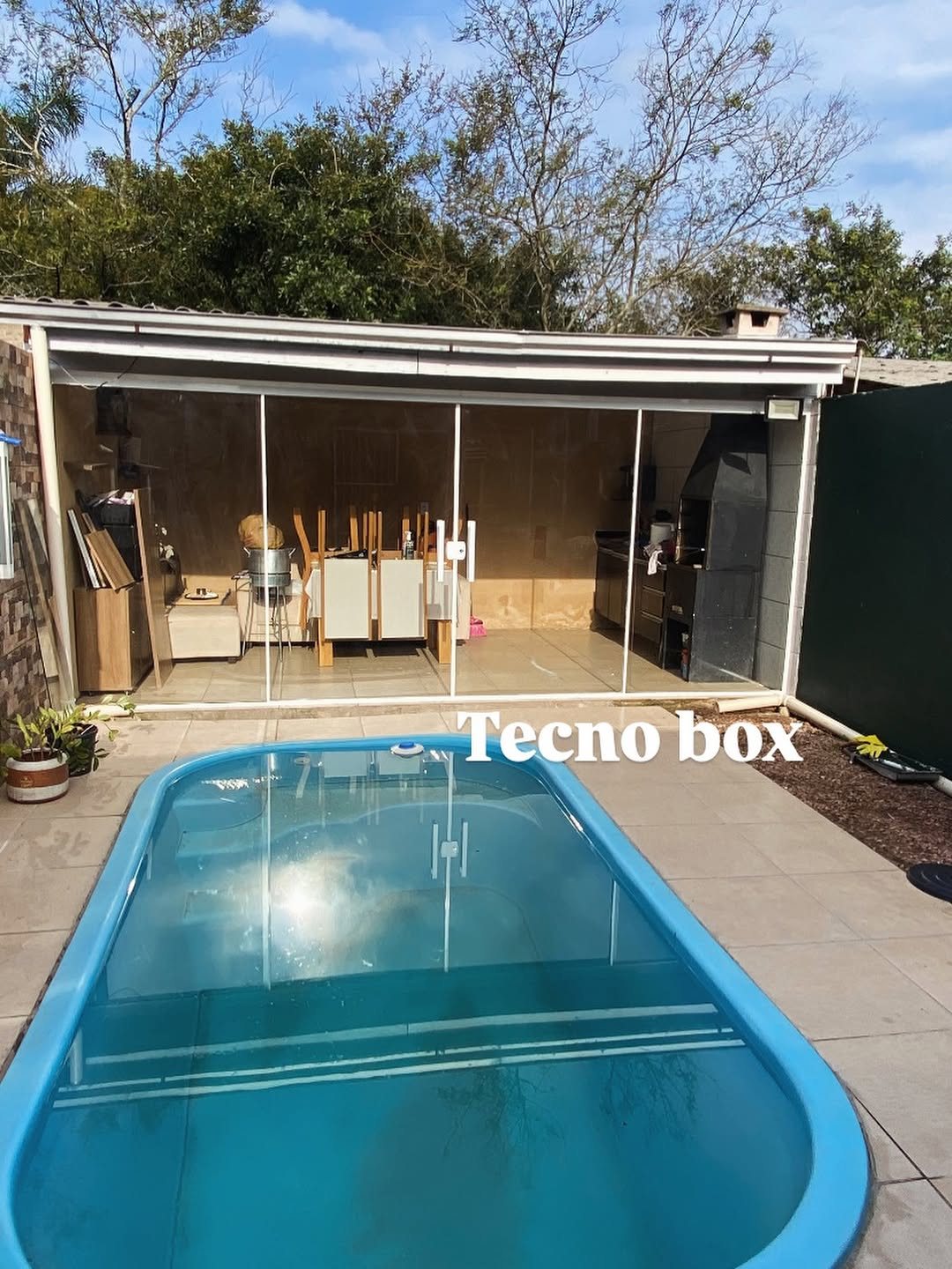 Fechamento em vidro temperado em área de piscina, feito pela Tecno Box