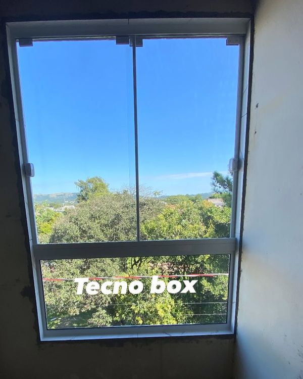 Janela de vidro com vista para a mata