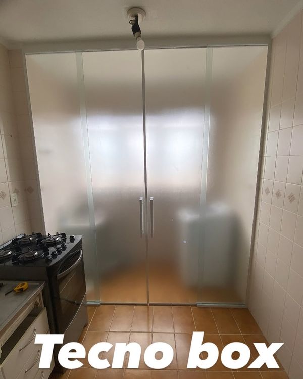 Porta de vidro jateado na cozinha