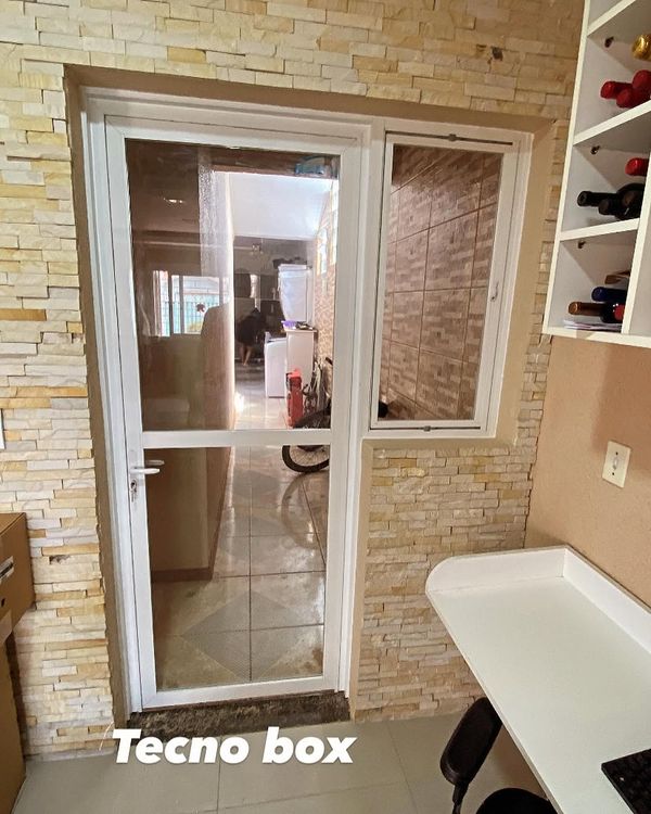 Porta de alumínio branco com vidro